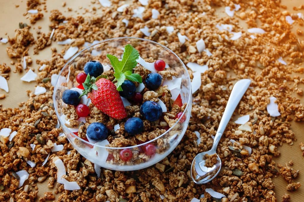 Bowl con cereales, frutas y yogurt griego